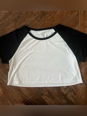 Black & White Cropped Raglan Baseball Tee | Women’s Medium